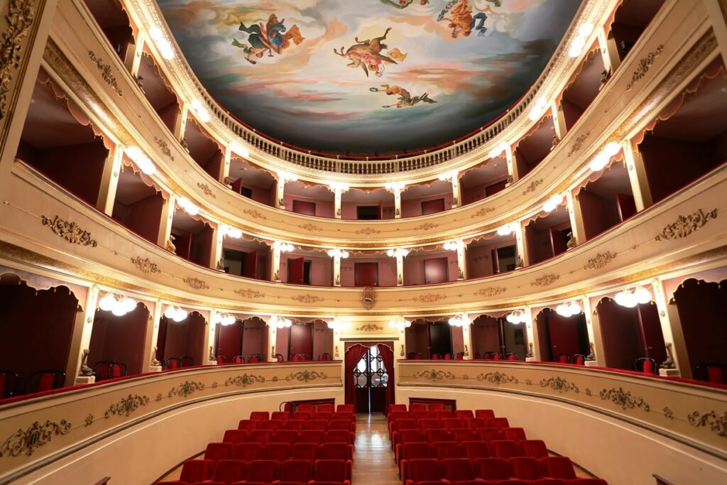 Atri Teatro sede della 21 edizione del teatro Festival Internazionale del Cinema Naturalistico Ambientale 21 edizioni